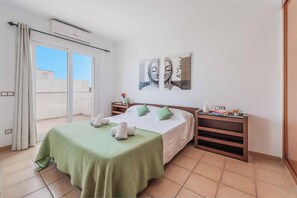 3 bedrooms, WiFi, bed sheets