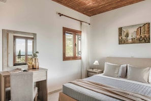 Ein Schlafzimmer mit einem Bett, einem Schreibtisch, einem Stuhl, einem Nachttisch, einer Lampe und einem Bild an der Wand.