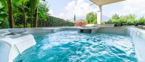Bain à remous extérieur