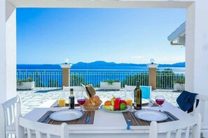 屋外ダイニングエリア