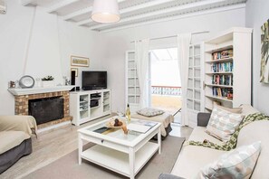 Smart-tv och ett bordtennisbord