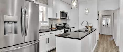 ثلاجة، ميكروويف، فرن، موقد طهي مسطح