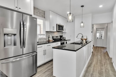 5 BR Home w/ Hot Tub & Game Room