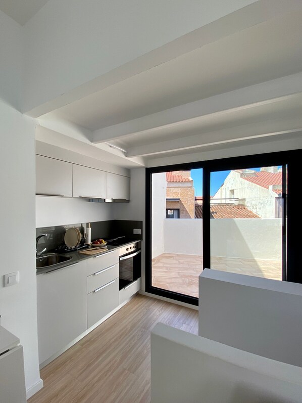 Fridge, oven, coffee/tea maker, cookware/dishes/utensils - Precioso Ático con Terraza Reformado (Mataró)