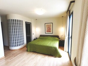 6 chambres, coffres-forts dans les chambres, fer et planche à repasser