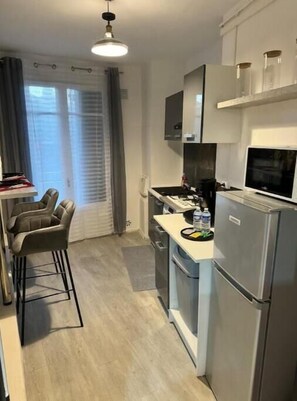 Fridge, microwave, stovetop, coffee/tea maker