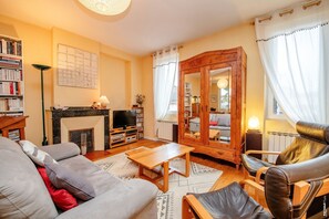 Fernseher, DVD-Player, Tischfußball, Bücher