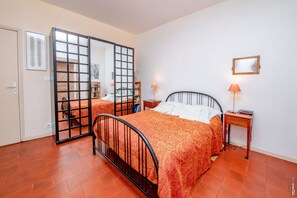 3 quartos, escrivaninha, ferros/tábuas de passar roupa