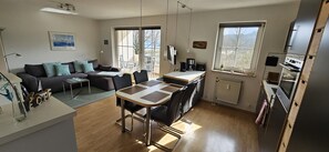 Een koelkast, een oven, een kookplaat, een vaatwasser