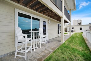 Terrace/patio - Ocean Front Beach Den -near Mayo Clinic (Jacksonville Beach)