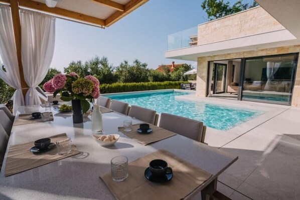 Outdoor dining - Villa Santa Barbara- vacation for the whole family (Privlaka)