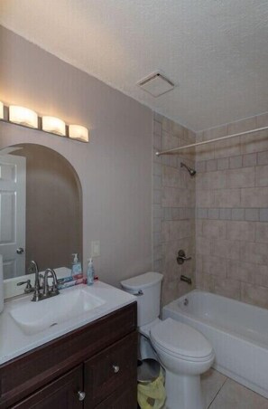 Shower, towels, toilet paper - Harris County Ranch Hideaway (Hamilton)