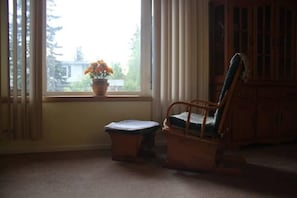 Interior - COZY – HOMEY AIRBNB (entire main floor 3brms) (Calgary)