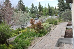 Property grounds - COZY – HOMEY AIRBNB (entire main floor 3brms) (Calgary)