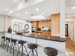 Frigorífico, microondas, horno y lavavajillas