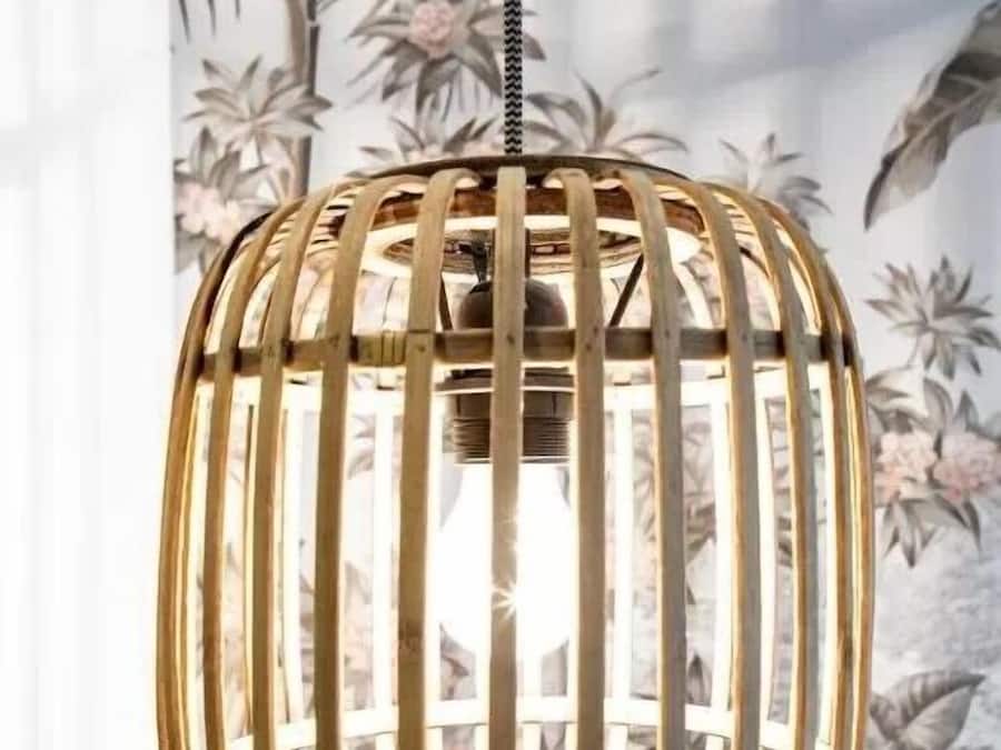 Una lámpara colgante de estilo bambú con cadena.