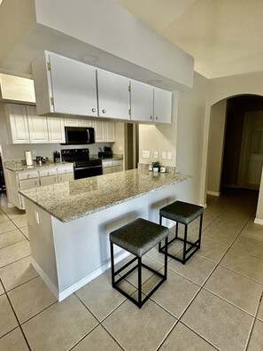 Mikroaaltouuni, uuni, liesi, astianpesukone