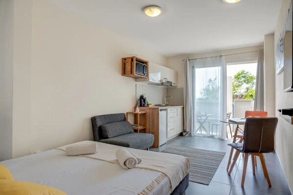 1 bedroom, bed sheets