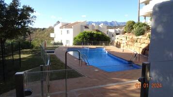 Una piscina al aire libre, una piscina climatizada
