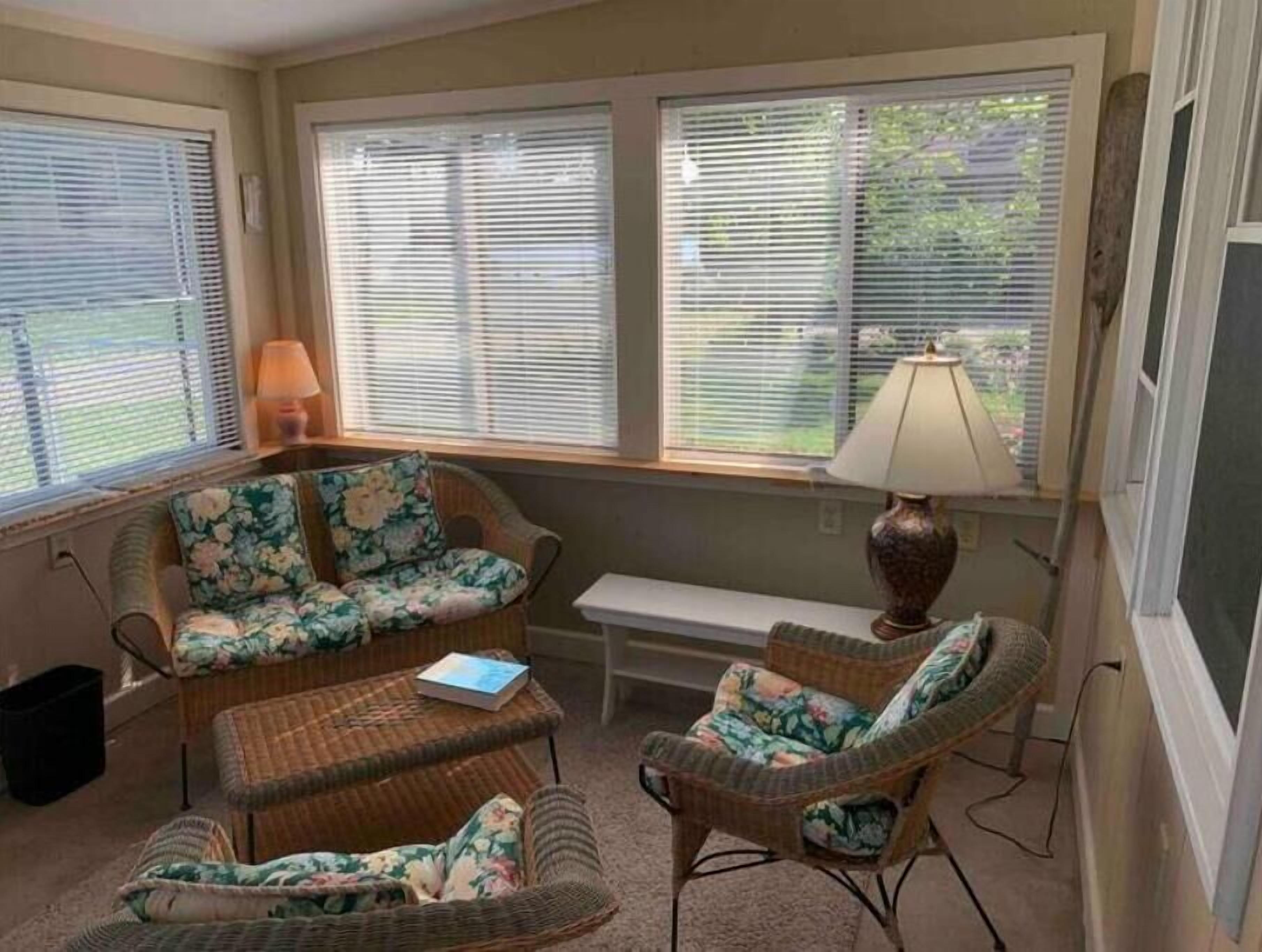 Lake Access Cottage, fenced, private, pet friendly, sleeps 6 with sleeper sofa