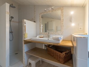 Dusche, Haartrockner, Handtücher