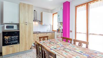 KĂŒhlschrank, Mikrowelle, Ofen, Herdplatte