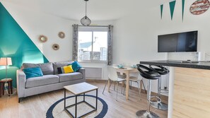 TV, fireplace, books - Violette Villa - Piscine (Notre-Dame-de-Riez)
