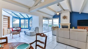 Télévision, cheminée, livres