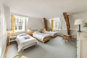 10 habitaciones, escritorio y tabla de planchar con plancha 