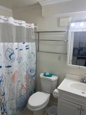 Sèche-cheveux, papier toilette