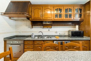 Fridge, microwave, oven, dishwasher - GuestReady - Comfortable Retreat in Esposende (Esposende)