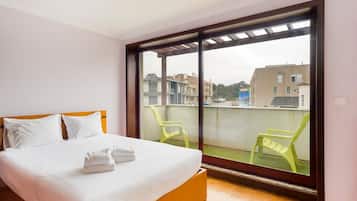 2 bedrooms, iron/ironing board, internet, bed sheets