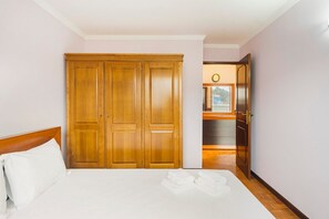 2 bedrooms, iron/ironing board, internet, bed sheets