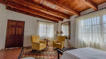 Suite junior | Baño | Regadera, amenidades de baño gratuitas, toallas, jabón