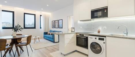 Kylskåp, mikrovågsugn, ugn och kaffe- och tebryggare