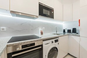 Geladeira, micro-ondas, fogão, cafeteira/chaleira