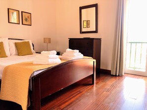 3 bedrooms, iron/ironing board, Internet, bed sheets - Costa's Old Town House (Funchal)