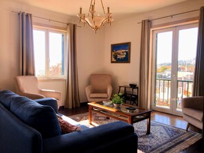 TV - Costa's Old Town House (Funchal)