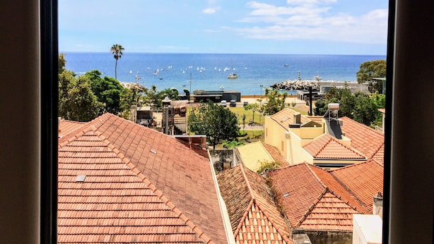 A coastal view with buildings and a clear sky. - Costa's Old Town House (Funchal)