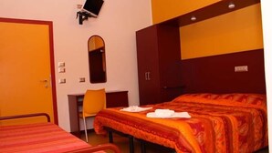 In-room safe, desk, WiFi (free), individually decorated - Hotel Nautic (Cesenatico)