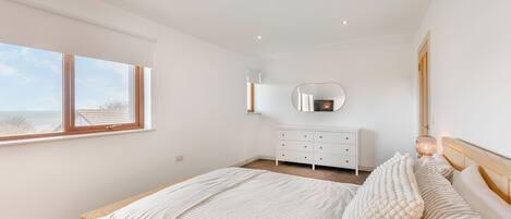 5 bedrooms, free WiFi, bed sheets, wheelchair access