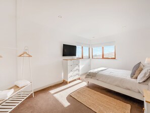 5 bedrooms, free WiFi, bed sheets, wheelchair access - 5 bedroom accommodation in Berwick-Upon-Tweed (Berwick-Upon-Tweed)