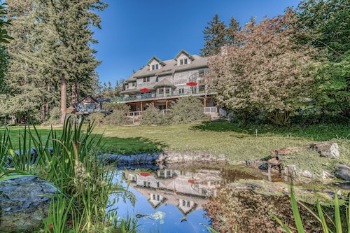 Puget Sound-view group getaway with water views, games & entertainment