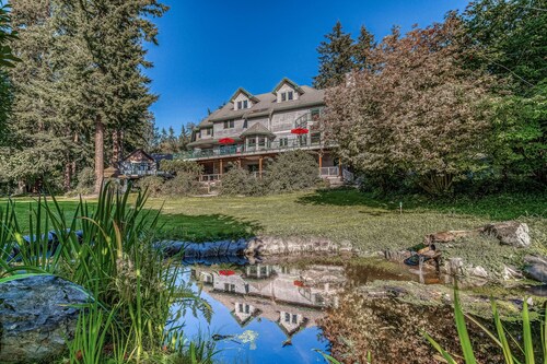 Water-view estate with on-site entertainment & 3 kitchens - events welcome
