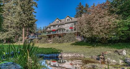 Water-view estate with on-site entertainment & 3 kitchens - events welcome