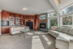 Televisión, chimenea, mesa de ping pong, libros