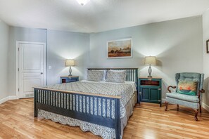 10 bedrooms, iron/ironing board, Internet, bed sheets - Water-view estate with on-site entertainment & 3 kitchens - events welcome (Clinton)