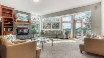 Televisión, chimenea, mesa de ping pong, libros