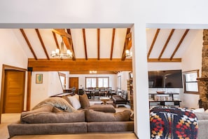 Smart TV, fireplace, DVD player, books - The Family Lake House at Tahoe (Kings Beach)