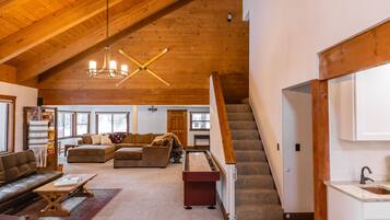 Smart-TV, peis, DVD-spiller og bøker